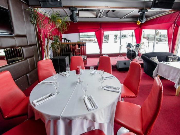 Видовой ресторан Акварель - Зал караоке и Терраса на палубе