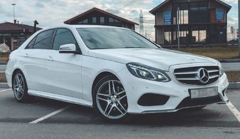 Машина на свадьбу Mercedes-Benz E 200 № R5853, белый