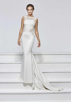 Свадебное платье Tana от Tarik Ediz-M64430. С прямой юбкой, длинное со шлейфом.