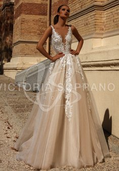 Свадебное платье Bella от Victoria Soprano-M66844. С пышной юбкой, длинное со шлейфом.