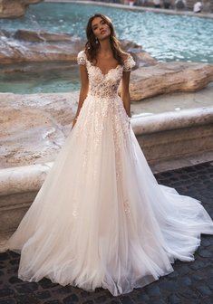 Свадебное платье Lilly-M67838. А-силуэт, длинное со шлейфом.