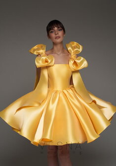 Вечернее платье Ника Еллоу Софт-V70405. С пышной юбкой, короткое без шлейфа.